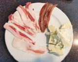 Foto del paso 1 de la receta: Pincho de Bizcocho con Papada ibérica, queso Gorgonzola y Anchoa