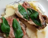 Foto del paso 7 de la receta: Bifecitos con salvia y crudo (saltimbocca)