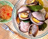 Hình bước làm 3 của món Ngao Hoa Hấp Lá Chúc Chấm Mắm Gừng