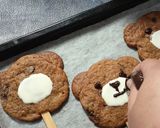 Foto langkah ke 4 dari resep Bear Cookie Popsicle.
