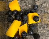 Foto del paso 1 de la receta: Papilla de mango y arándanos