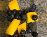 Foto del paso 1 de la receta: Papilla de mango y arándanos