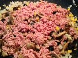 Macarrones de espelta con maíz, champiñones y oliva negra
