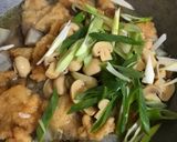 Foto langkah ke 3 dari resep Hupio tumis hoisom jamur.