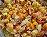 Foto del paso 2 de la receta: Ensalada de salmón con uva blanca, caqui y huevo