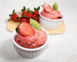 Foto langkah ke 1 dari resep Strawberry Nice Cream (3 bahan,vegan,mudah).