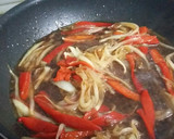 Foto del paso 2 de la receta: Hamburguesa con cebolla y pimiento del piquillo caramelizado
