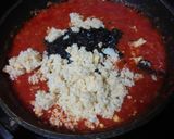Foto del paso 4 de la receta: Empanadillas de cerdo con aceitunas negras y huevo duro