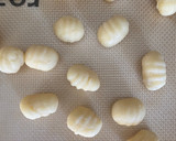 Foto del paso 4 de la receta: Ñoquis con pesto y espárragos acompañados por albondigas rellenas - keto