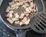 รูปขั้นตอนการทำที่ 1 ของ ผัดเผ็ดผักบุ้งกับหมูสามชั้น