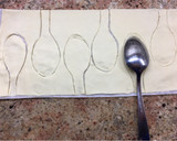 Foto del paso 1 de la receta: Cucharas de hojaldre con yogur-frutas en almíbar-chocolate