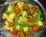 Foto del paso 2 de la receta: Vegetales  al ajillo con Espárragos, tomatito Cherry, Patatas!