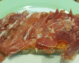 Foto del paso 5 de la receta: Tostada con tomate, jamón y aceite de oliva virgen