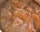 Foto del paso 4 de la receta: Bondiola a la olla con morrón y cebolla 😋