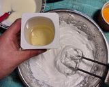 Foto del paso 3 de la receta: Queque de yogur con manzana