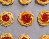 Foto langkah ke 3 dari resep 🍂 Strawberry Puff Pastry.