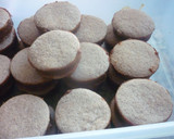 Foto del paso 3 de la receta: Alfajores de chocolate bañados de chocolate blanco y negro