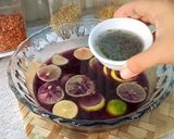 Foto langkah ke 4 dari resep Es Teh Bunga Telang dan Serai.