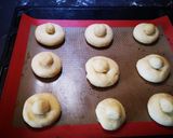 Foto del passaggio 8 della ricetta Piccole brioche col tuppo