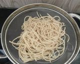 हक्का नुडल्स (hakka noodles recipe in marathi) रेसिपी स्टेप 1 फोटो 