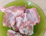 Foto del paso 1 de la receta: Guiso de alcachofas con habas y costilla