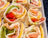 Une image de l'étape 4 de Wraps saumon crudités cheddar.