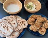 Une image de l'étape 4 de Galettes de lentilles (vegan et sans gluten) - petits pains plats - sauce végétale miel/citron.
