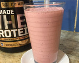 Foto del paso 2 de la receta: Licuado proteico de frutillas y banana
