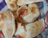 Foto del paso 4 de la receta: Empanadas de tomate, queso y salchichas