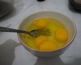 Foto langkah ke 4 dari resep Banana Muffin dengan Yoghurt (Tanpa Mixer).