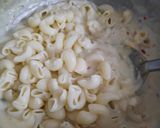 A picture of step 5 of Macaroni white sauce pasta with garlic bread.