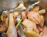 Hình bước làm 1 của món Lẩu gà lá giang