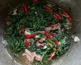 Foto langkah ke 5 dari resep Cah Kangkung Siram Iga.