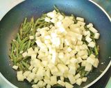 Foto del paso 4 de la receta Tortilla de espárragos silvestres y calabacín
