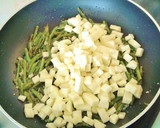 Foto del paso 4 de la receta: Tortilla de espárragos silvestres y calabacín