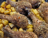 Foto del paso 3 de la receta: Muslitos de pollo con patatas al romero