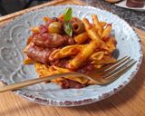 Foto del paso 4 de la receta: Garganeli con salchichas y aceitunas con salsa de tomate picante
