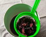 A picture of step 3 of Boabab hibiscus drink.