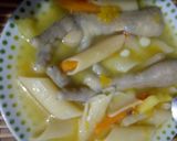 Foto del paso 3 de la receta: Sopita de zapallo con patitas de pollo