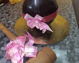 A picture of step 12 of Pinata chocolate cake.