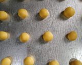 Foto langkah ke 3 dari resep Strawberyy Thumprint Cookies.