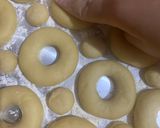 Foto langkah ke 4 dari resep Donat Fluffy Takaran Sendok!!!.