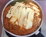 Foto langkah ke 3 dari resep Spicy Budae Jjigae.
