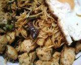 รูปขั้นตอนการทำที่ 5 ของ มาม่าผัดพริกแกงไก่