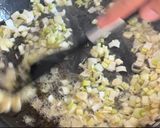 Foto del paso 3 de la receta: Arroz con muslitos de pollo, champiñones y pimientos