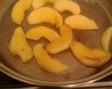 Foto del paso 6 de la receta: Crepes dulces con tinta de remolacha, y manzanas caramelizadas con azúcar y limón!