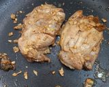 Foto langkah ke 2 dari resep Chicken adobo.
