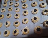 Foto langkah ke 4 dari resep Blueberry thumbprint cookies.
