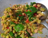 Foto langkah ke 5 dari resep Tumis Pare Daun Melinjo Tempe Kedelai.