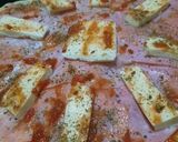Foto del paso 4 de la receta: Para compartir en casa, pizza con jamón y morrón - súper cargada doble queso